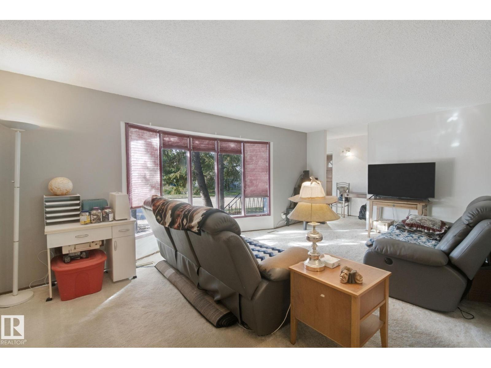 10824 35 Av Nw Property Photo 9