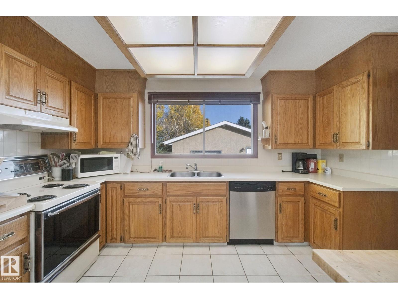 10824 35 Av Nw Property Photo 14
