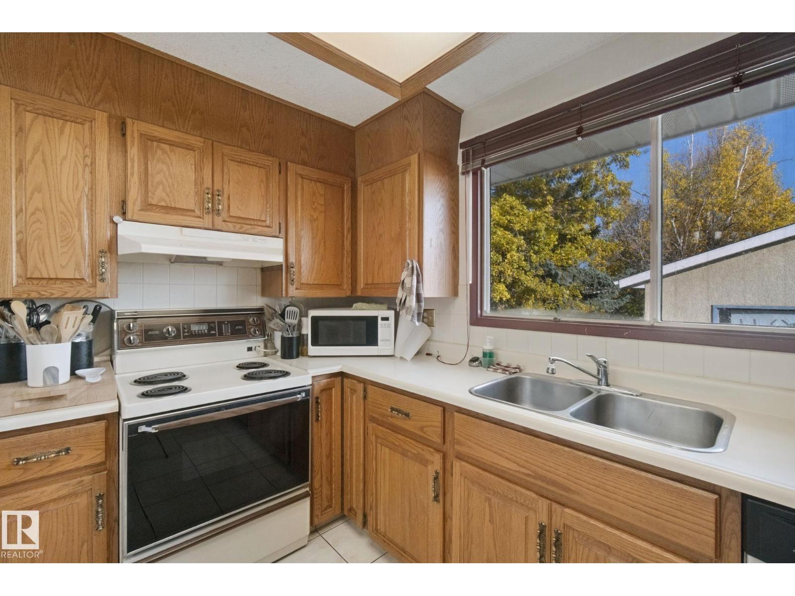 10824 35 Av Nw Property Photo 15
