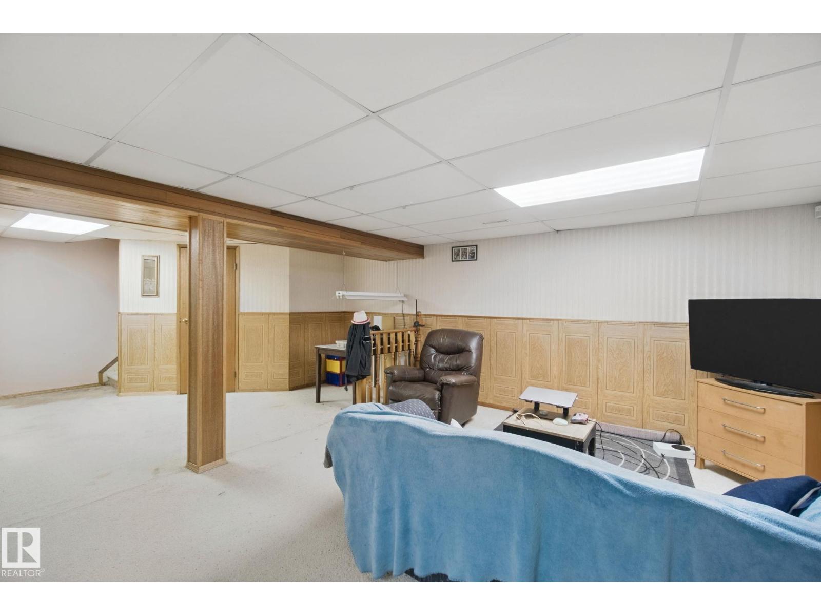10824 35 Av Nw Property Photo 33