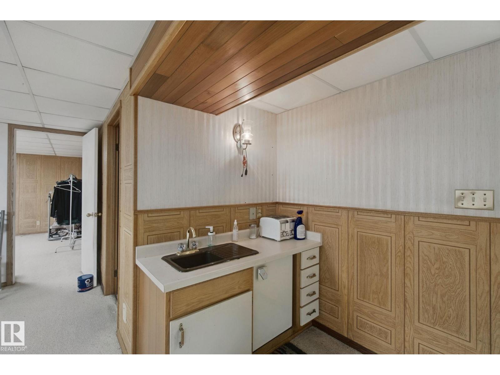 10824 35 Av Nw Property Photo 35