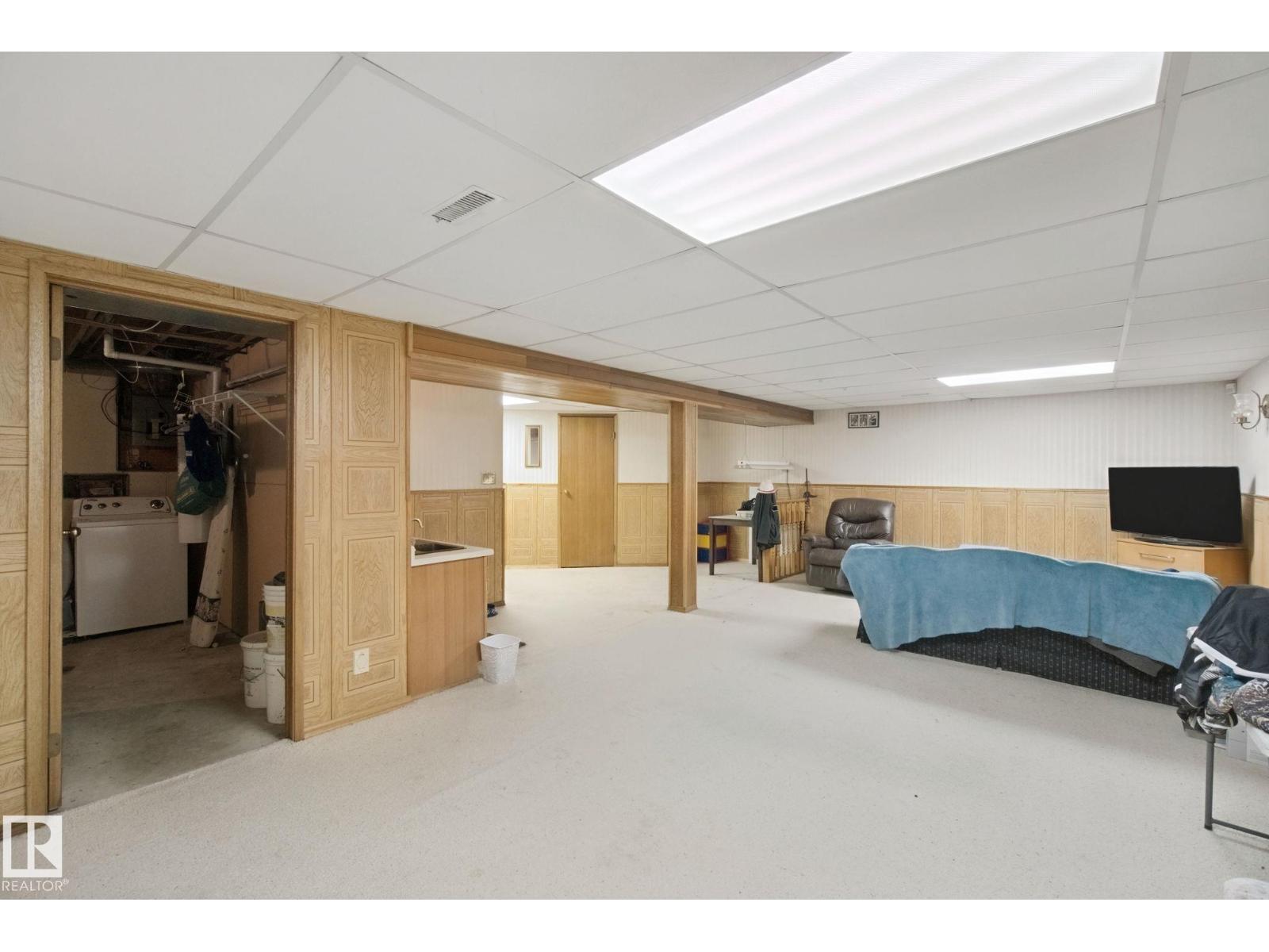 10824 35 Av Nw Property Photo 36