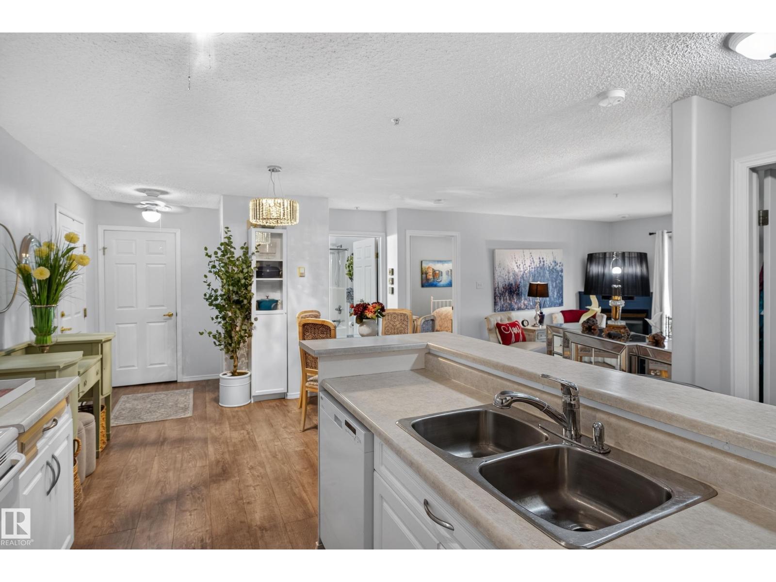 #104 5102 49 Av Property Photo 11