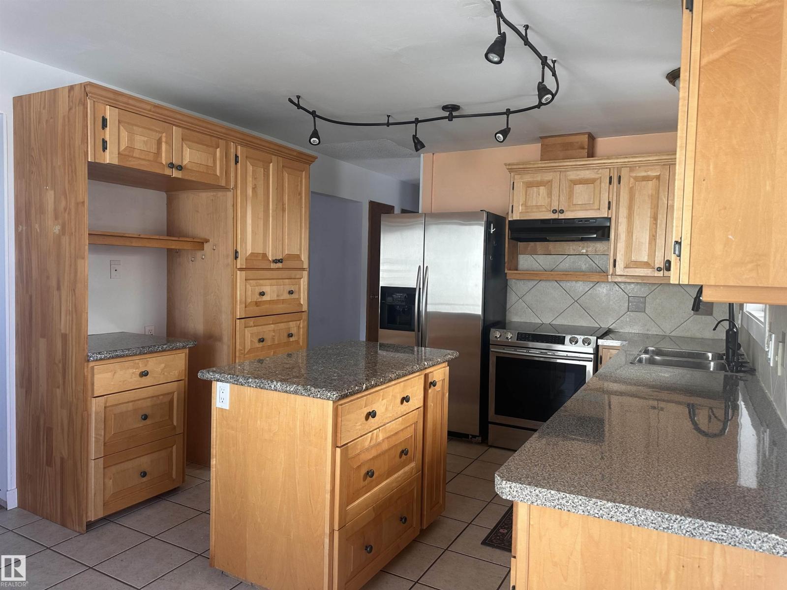 10647 106 St Property Photo 15