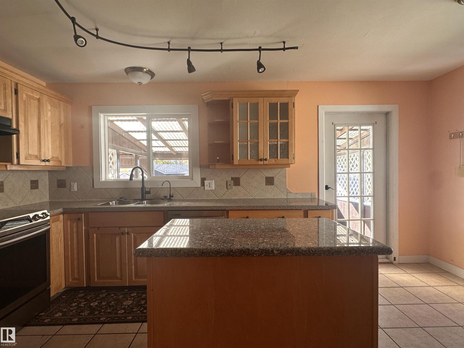 10647 106 St Property Photo 16