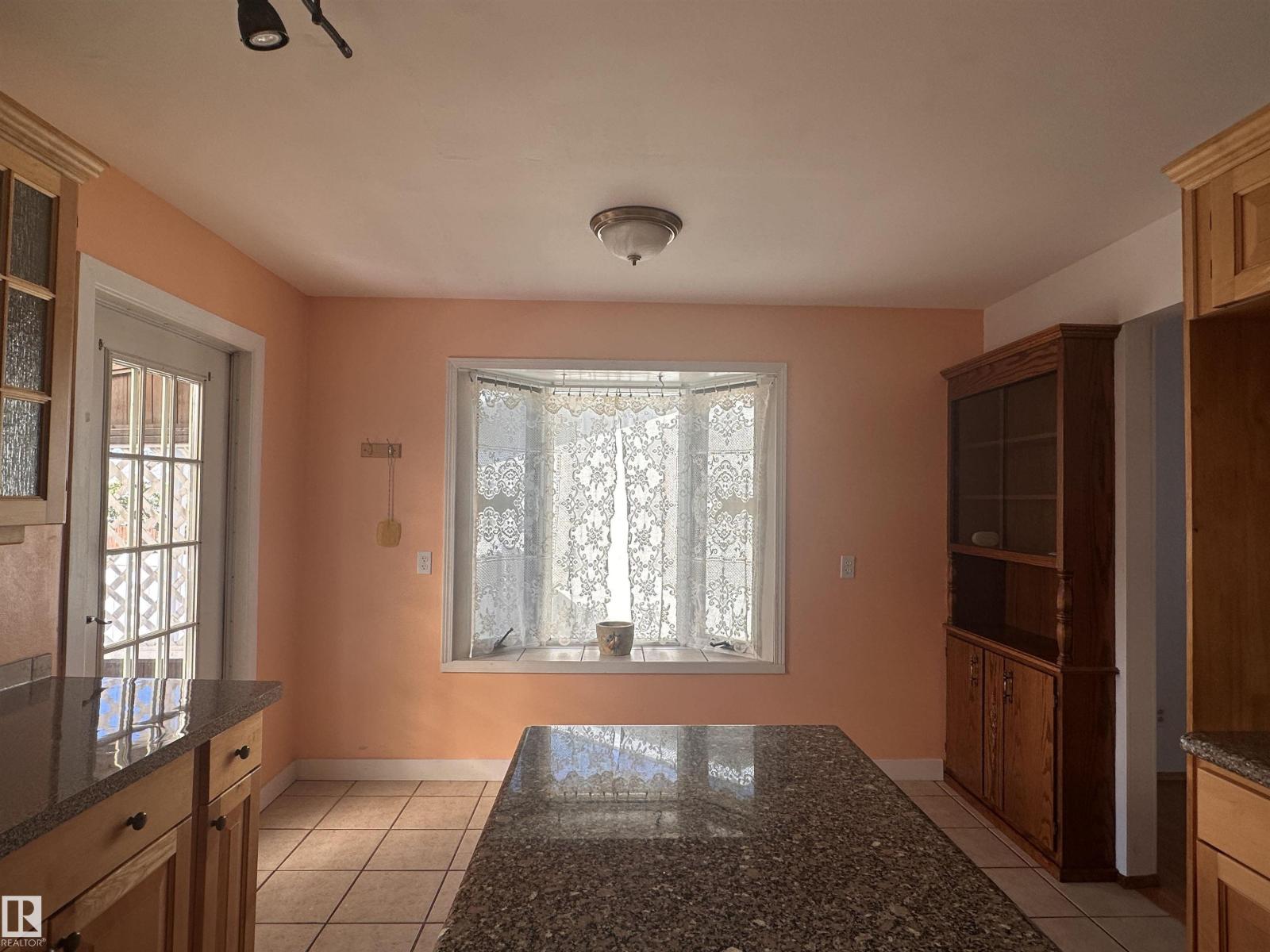 10647 106 St Property Photo 21