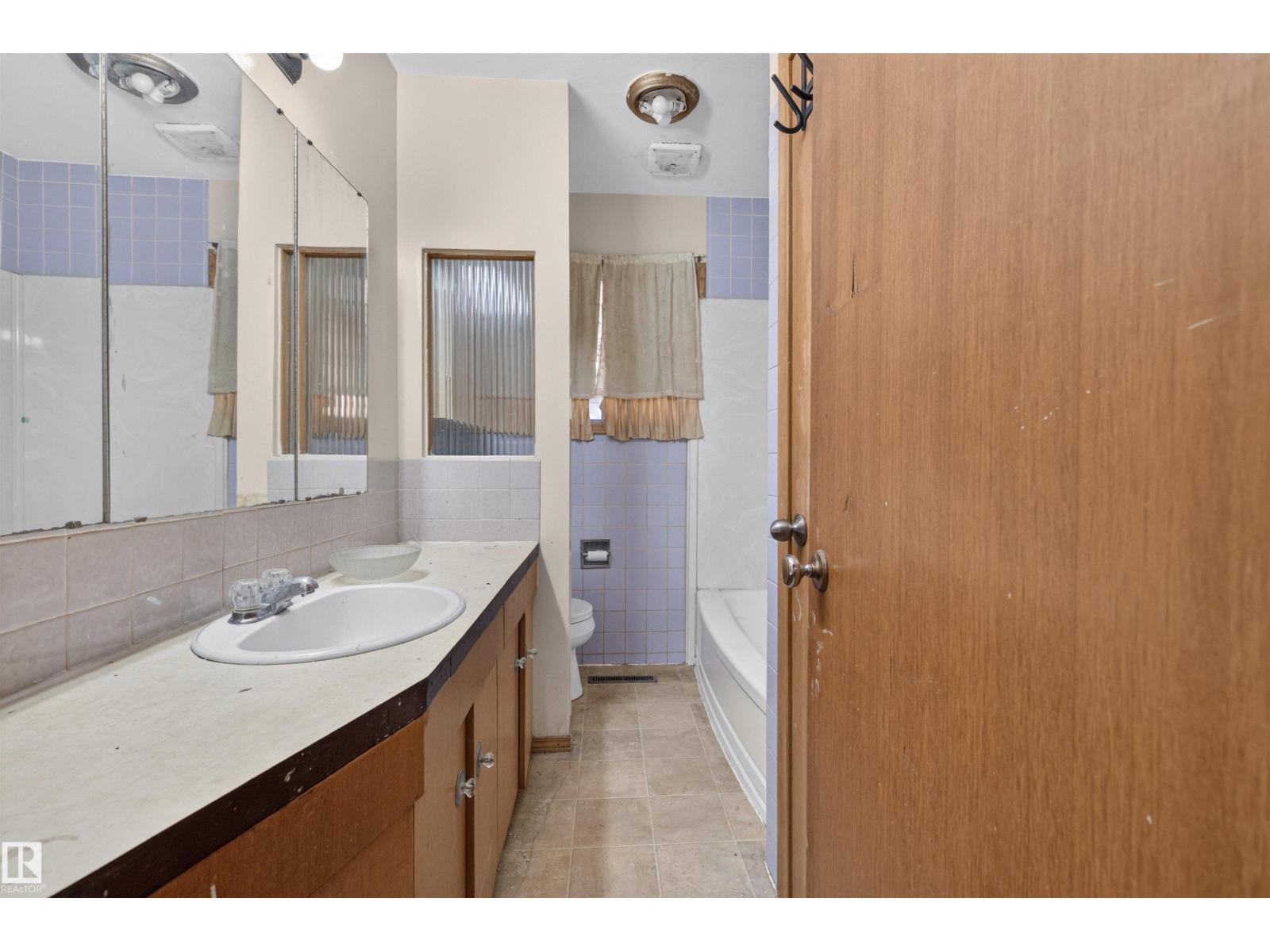 11015 87 Av Nw Property Photo 11