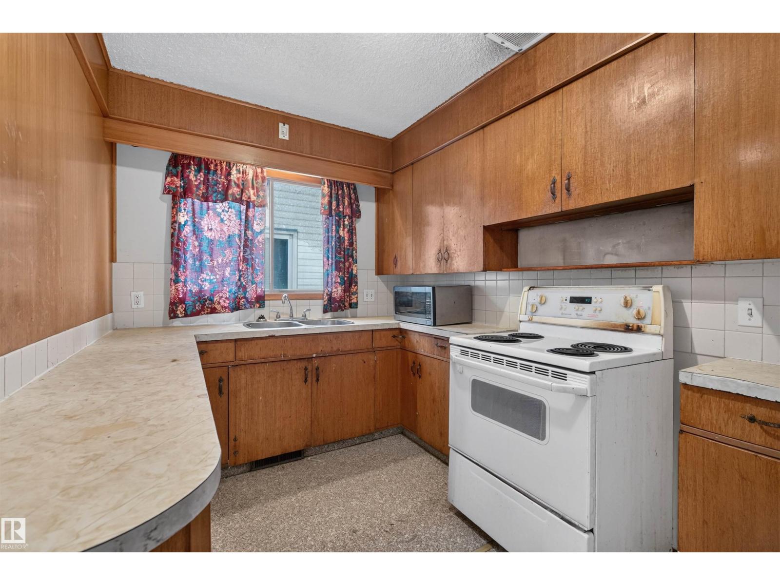 11015 87 Av Nw Property Photo 15
