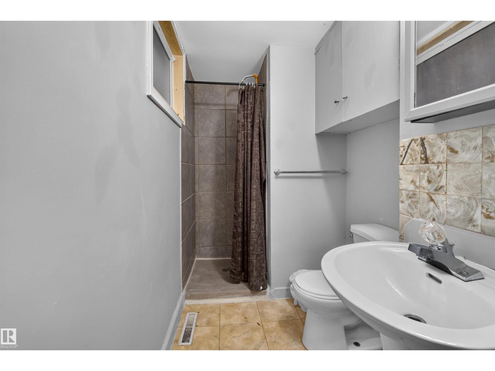 11015 87 Av Nw Property Photo 25