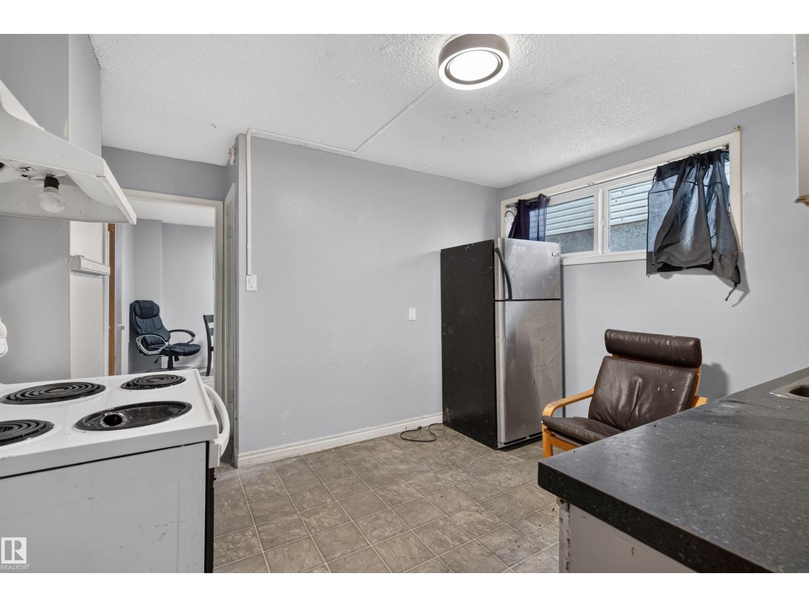 11015 87 Av Nw Property Photo 32