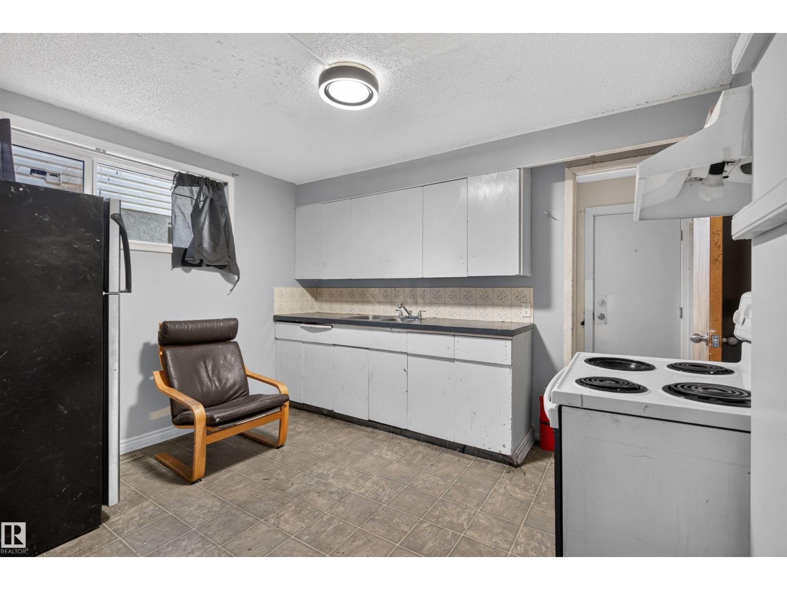 11015 87 Av Nw Property Photo 33