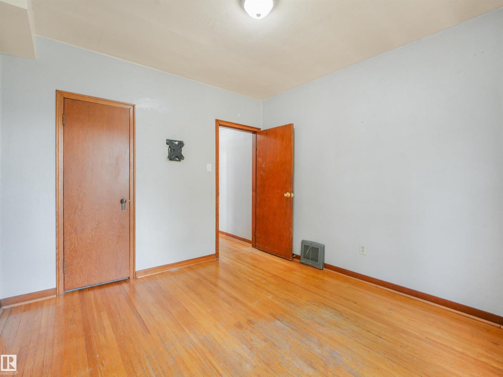 11233 103 St Nw Property Photo 17