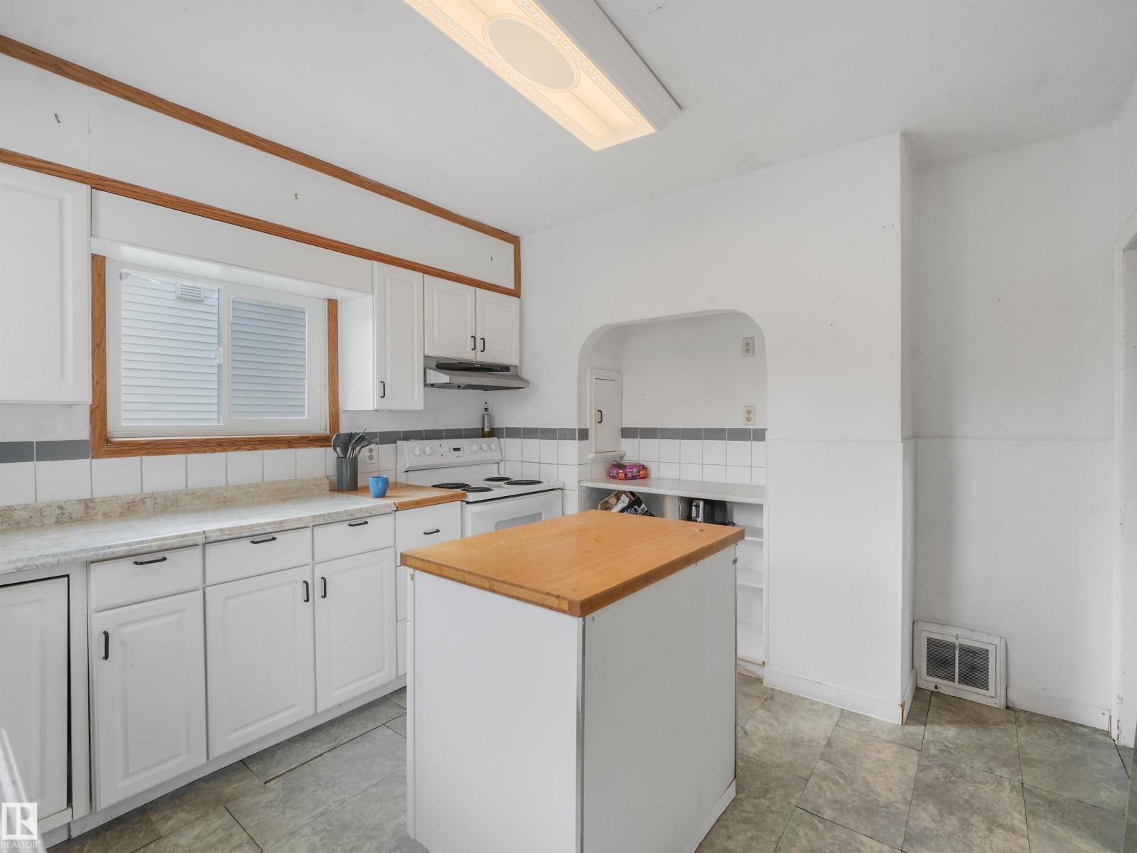 11233 103 St Nw Property Photo 22