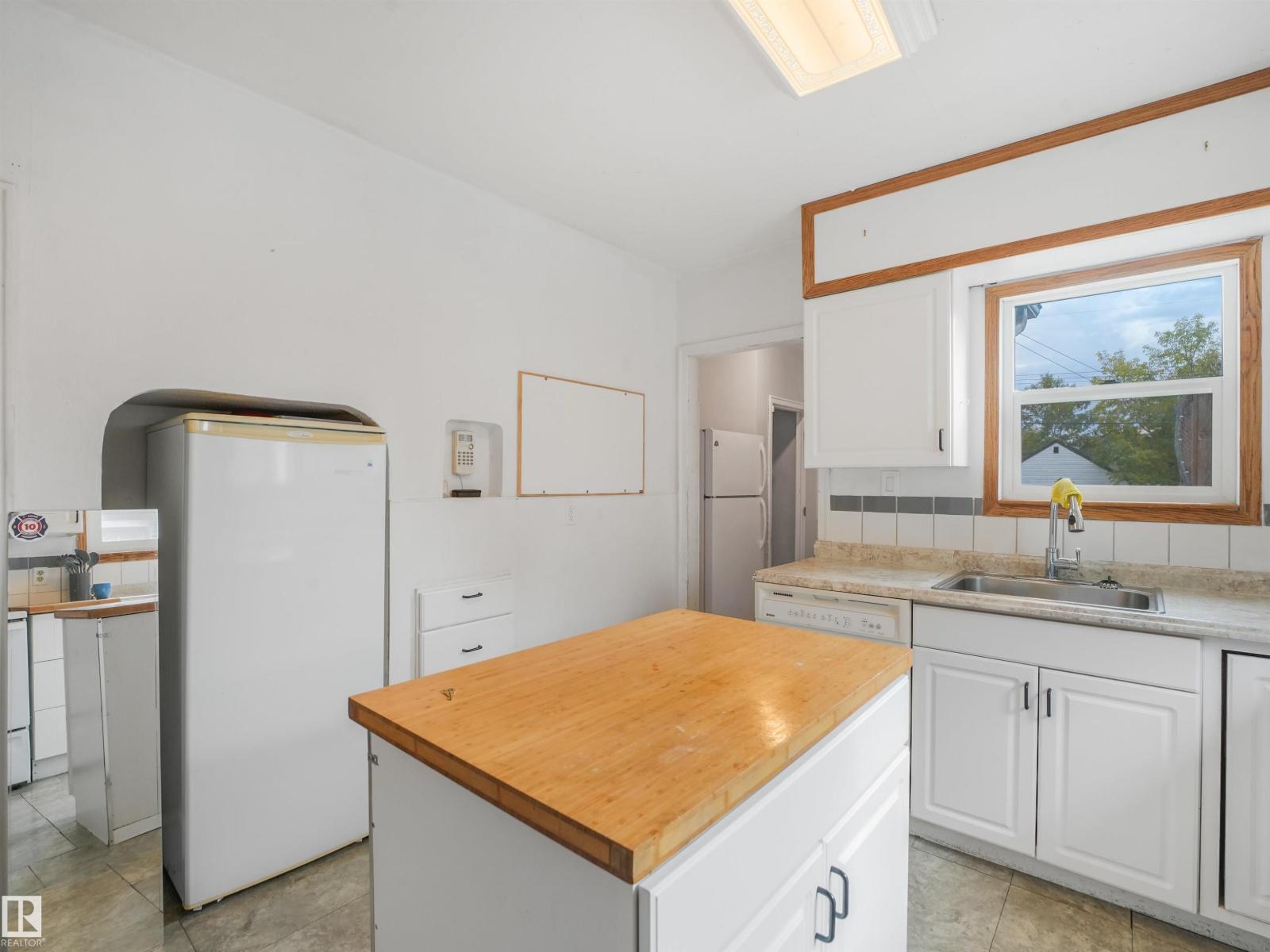 11233 103 St Nw Property Photo 24