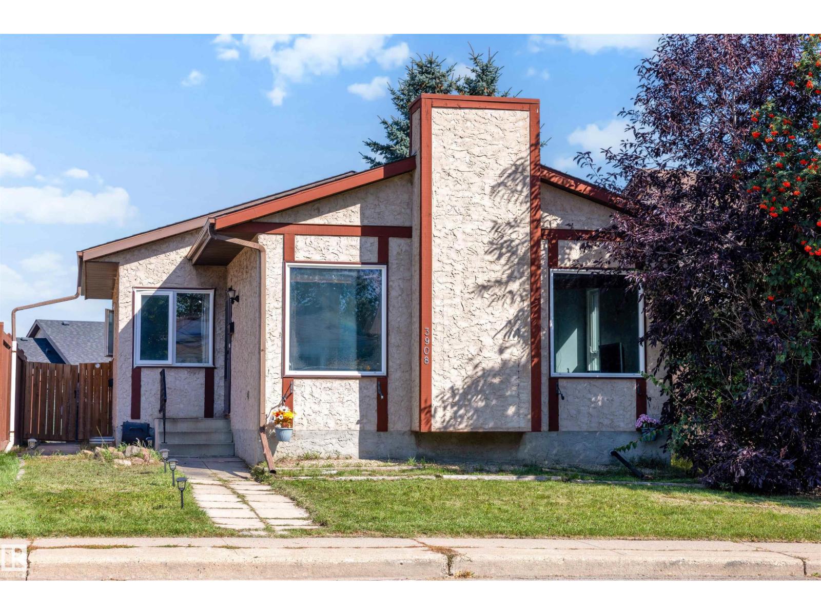3908 41 Av Nw Property Photo 1