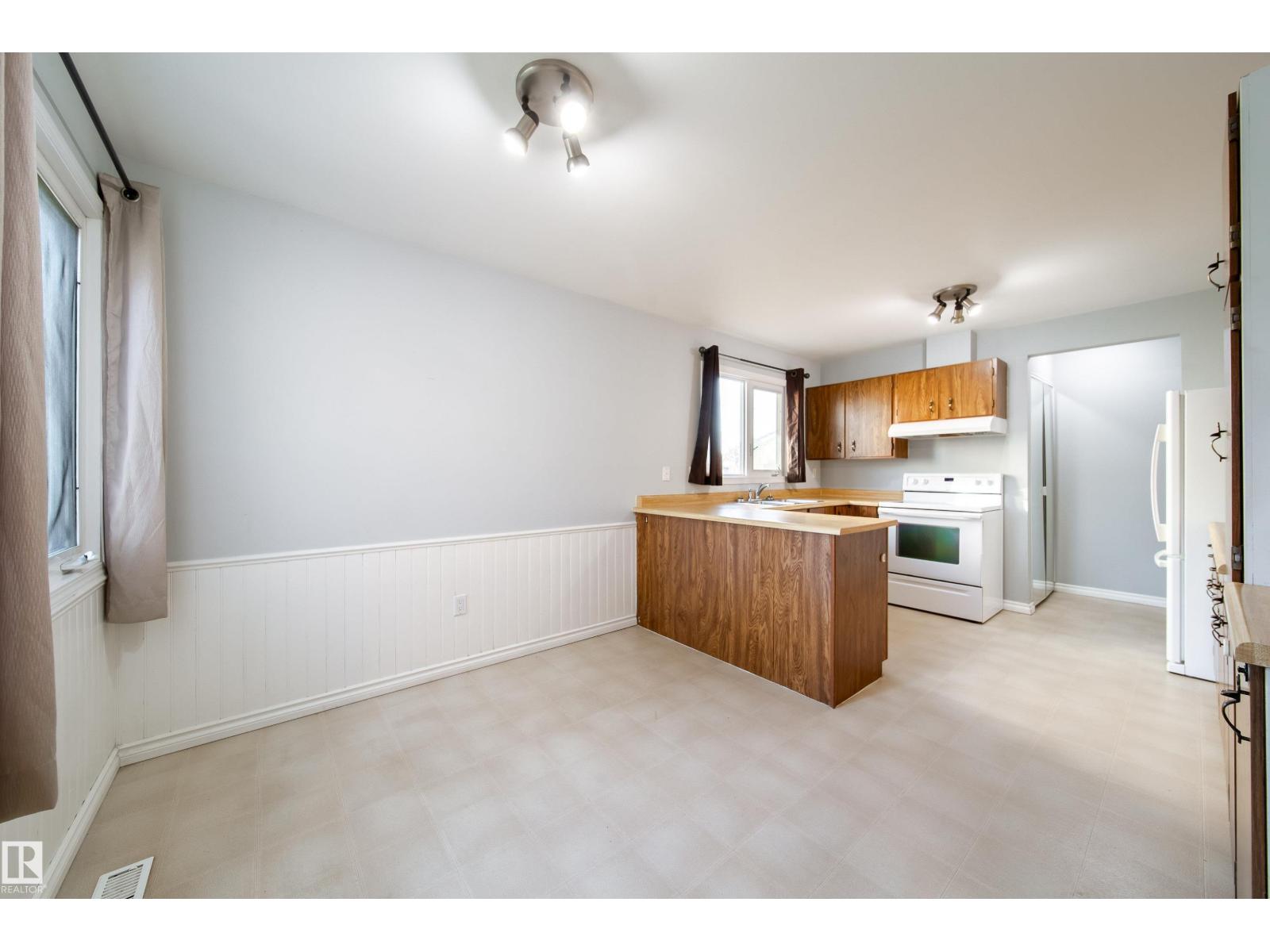3908 41 Av Nw Property Photo 6