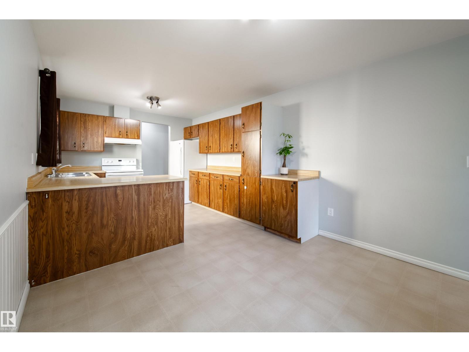 3908 41 Av Nw Property Photo 8