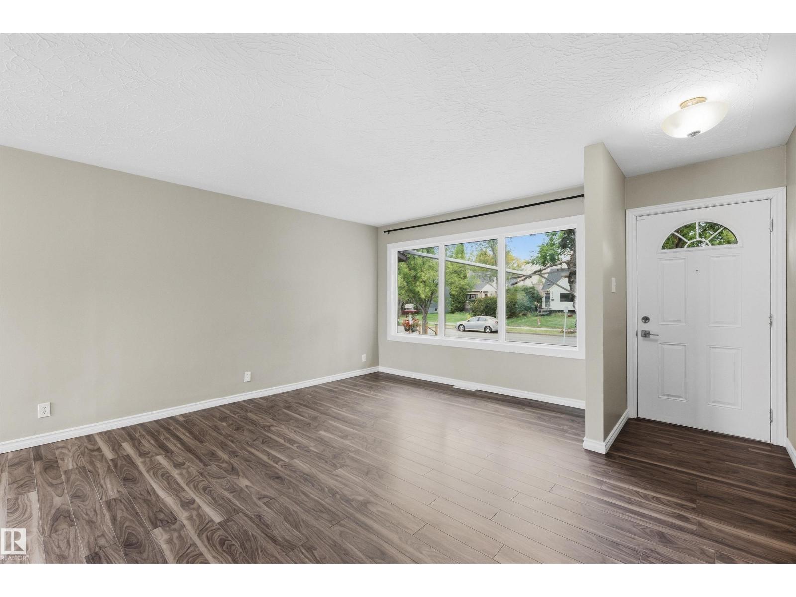 7715 76 Av Nw Property Photo 2