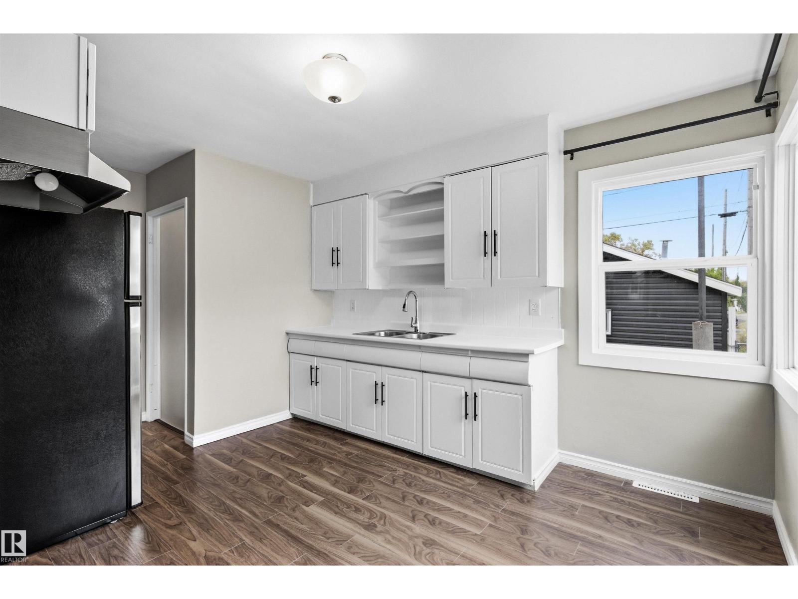 7715 76 Av Nw Property Photo 5