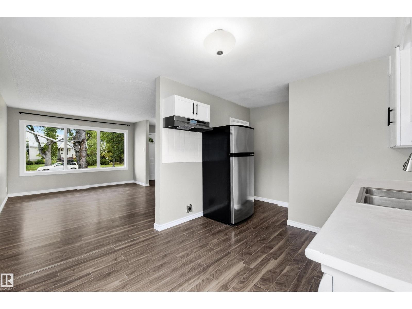 7715 76 Av Nw Property Photo 6