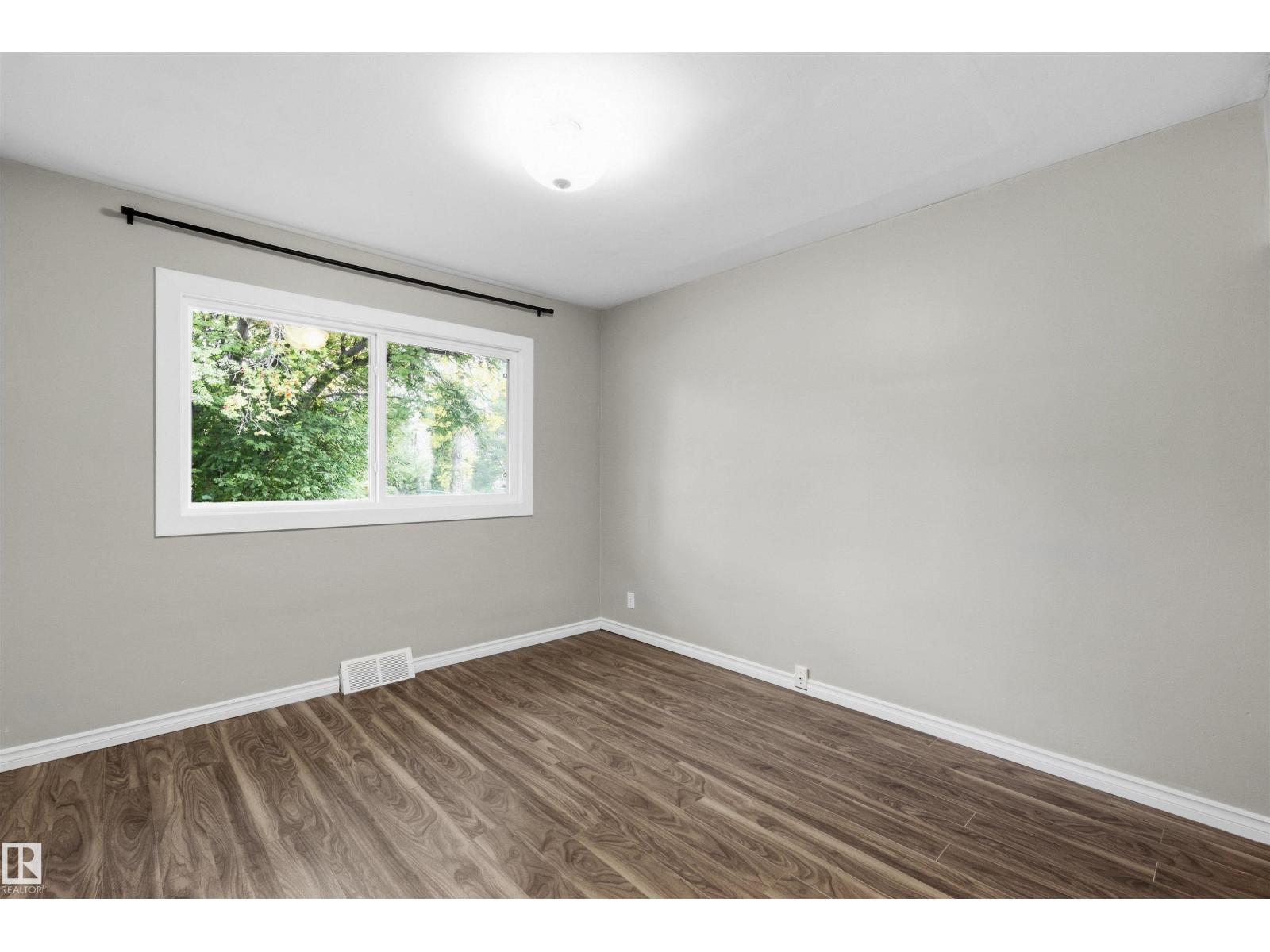 7715 76 Av Nw Property Photo 9