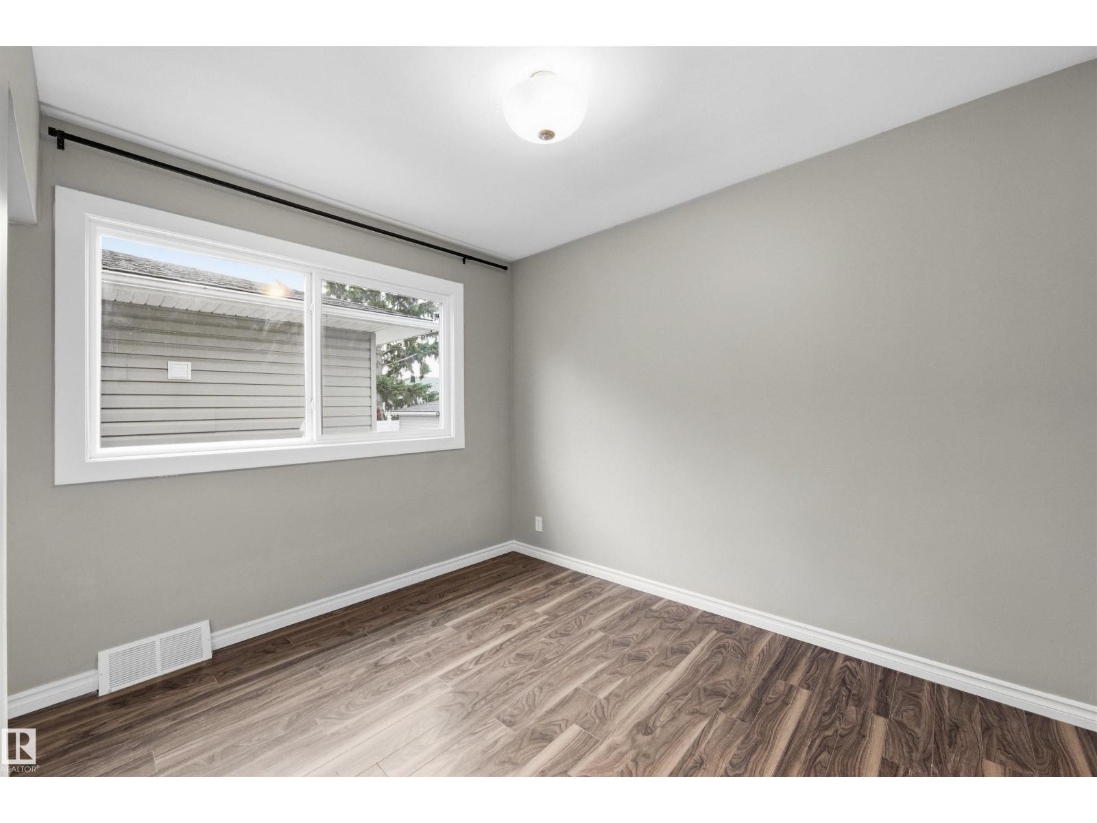 7715 76 Av Nw Property Photo 14