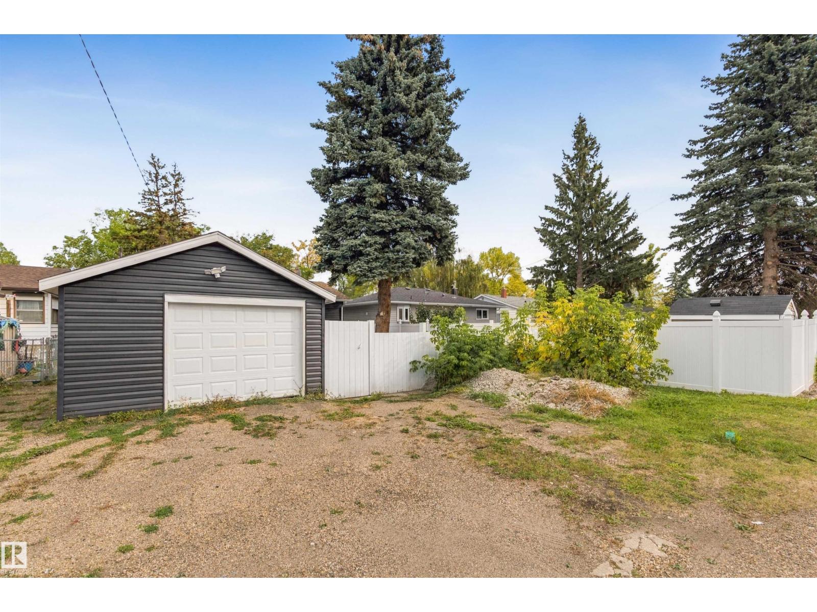 7715 76 Av Nw Property Photo 33