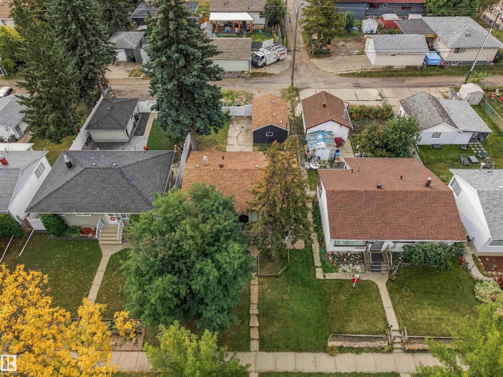 7715 76 Av Nw Property Photo 36
