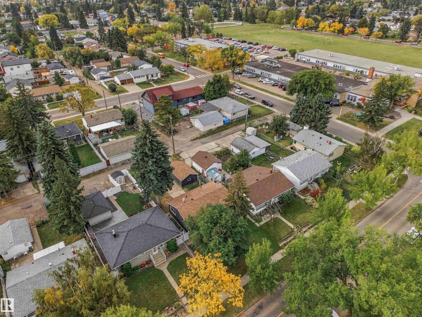 7715 76 Av Nw Property Photo 37