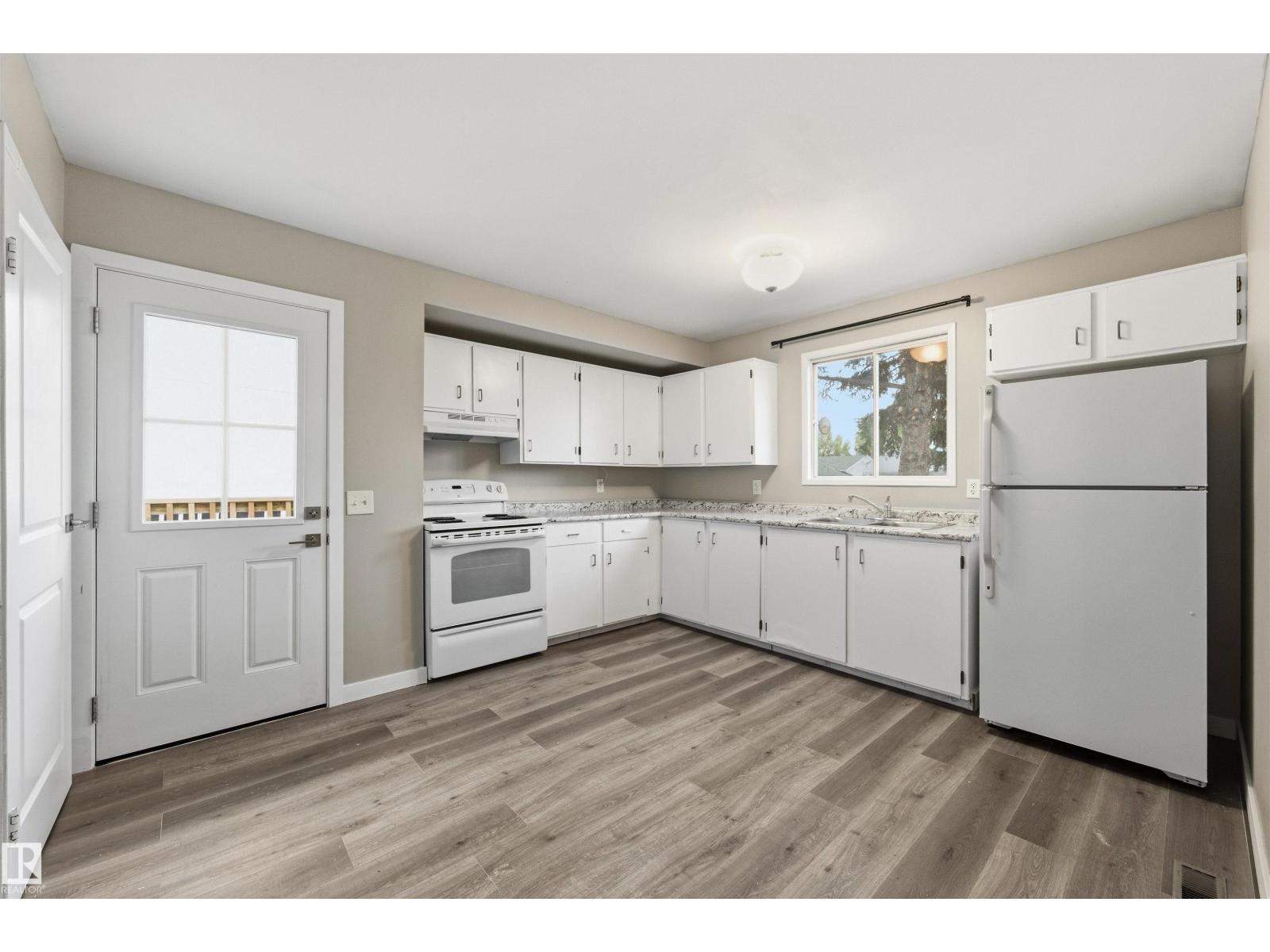 3927 22 Av Nw Property Photo 7