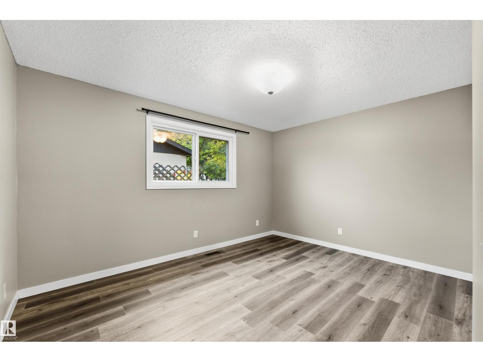3927 22 Av Nw Property Photo 13