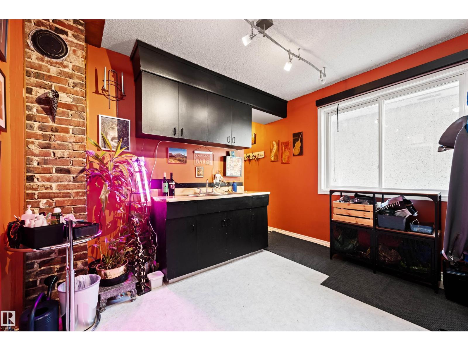 9851 85 Av Nw Property Photo 10