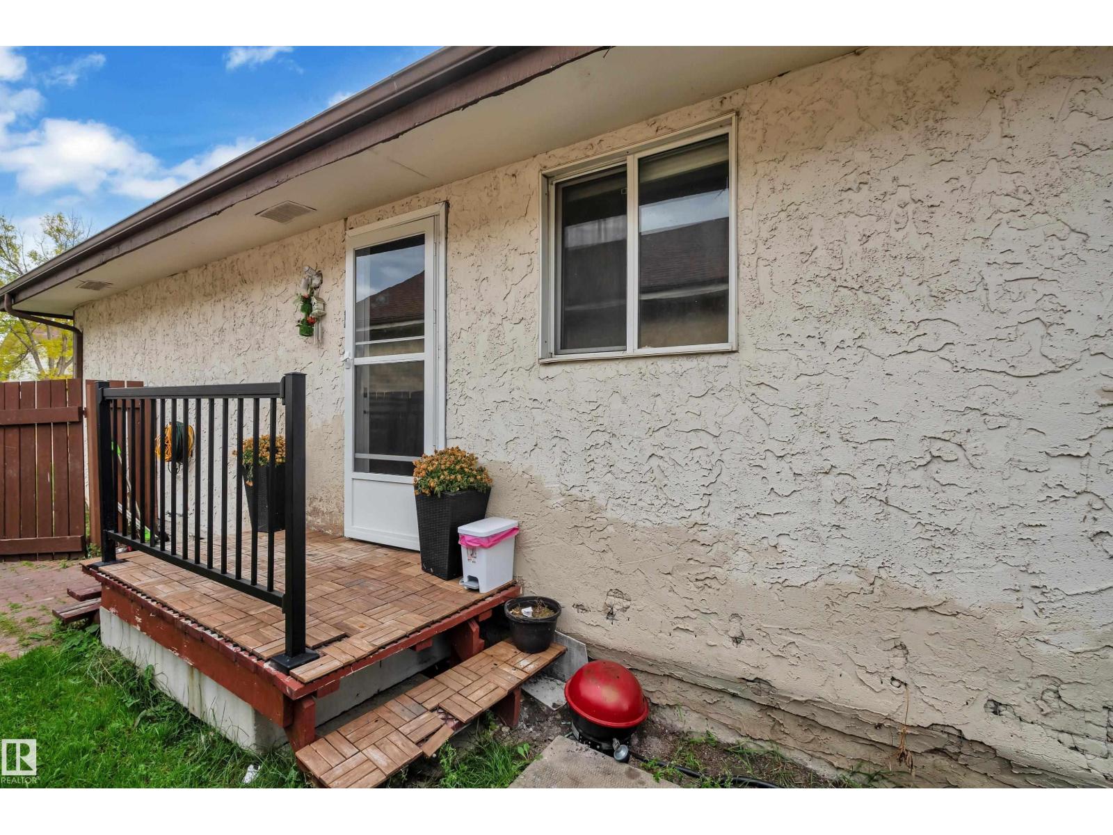 2114 38 St Nw Property Photo 3