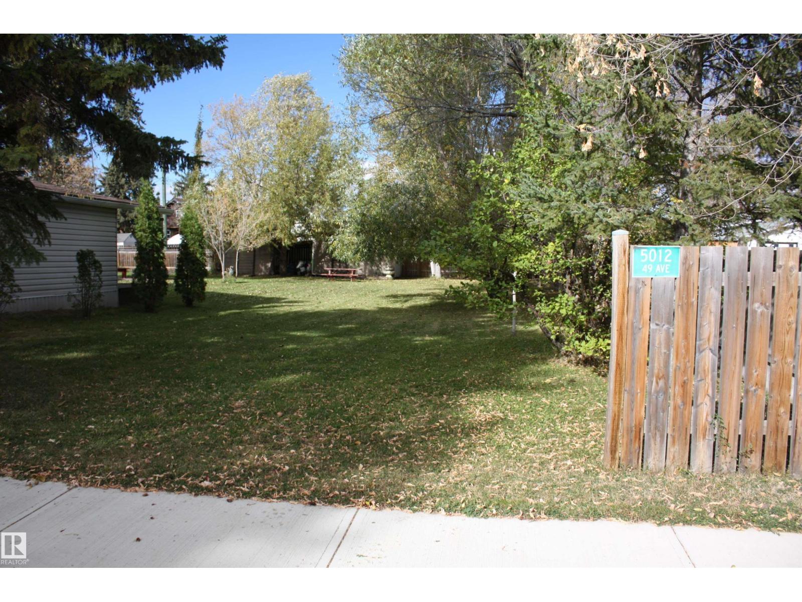 5012 49 Ave Property Photo 3