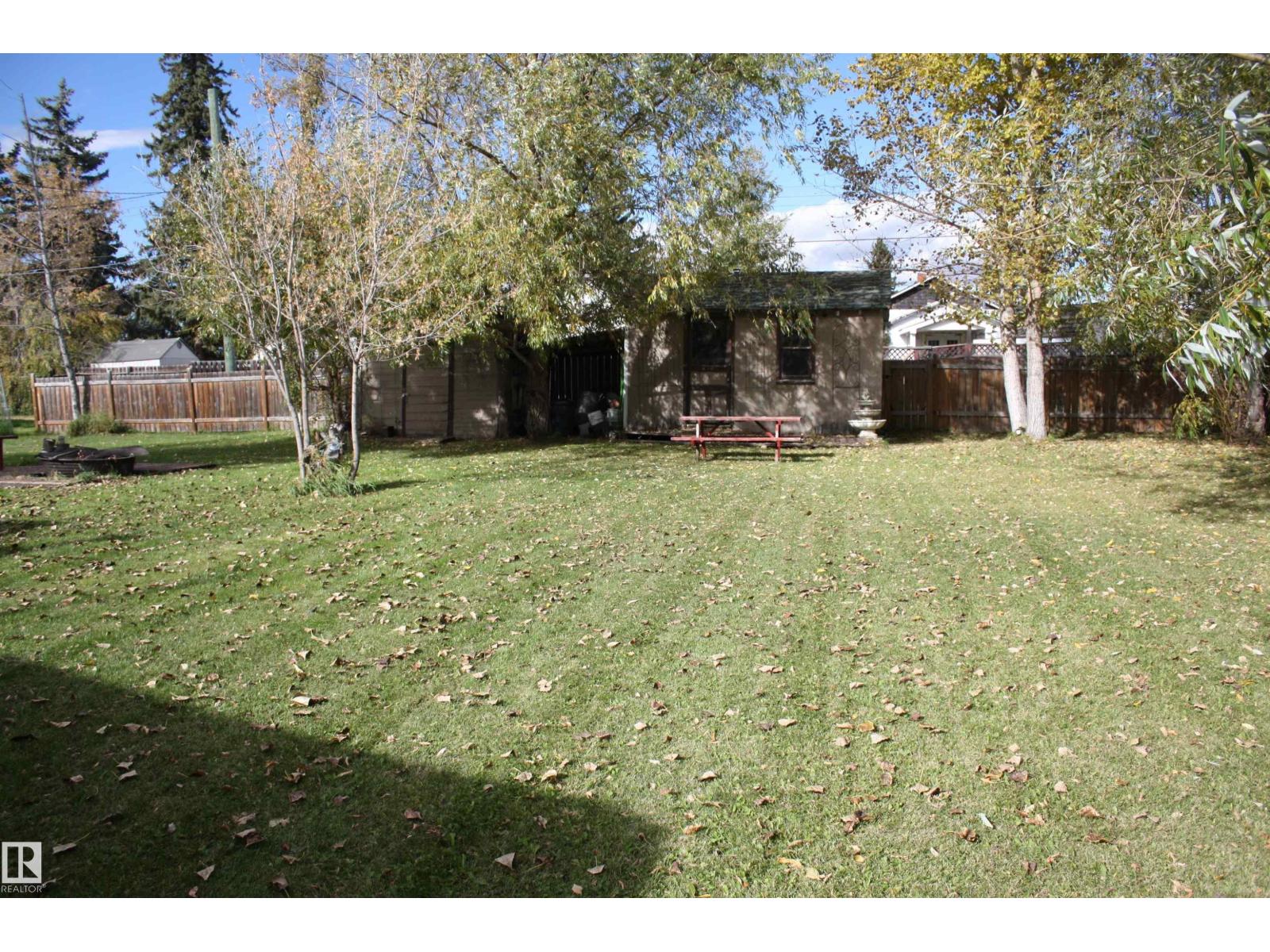 5012 49 Ave Property Photo 6