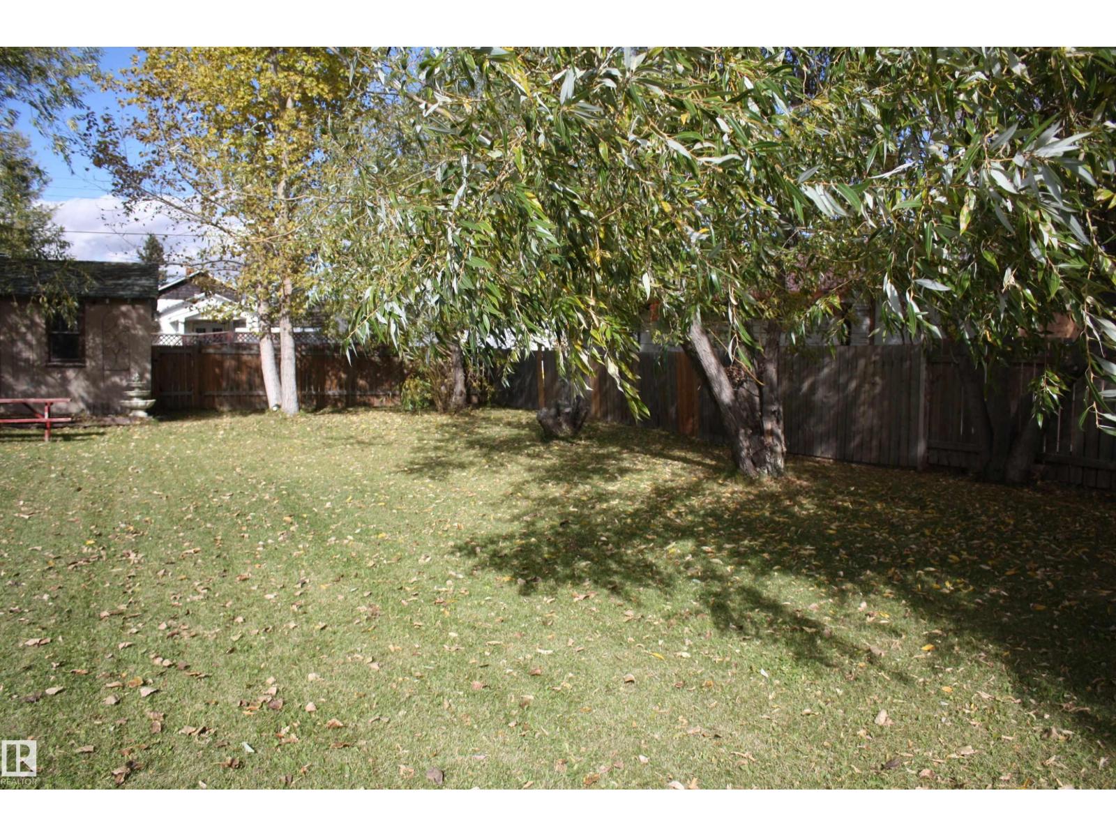 5012 49 Ave Property Photo 7