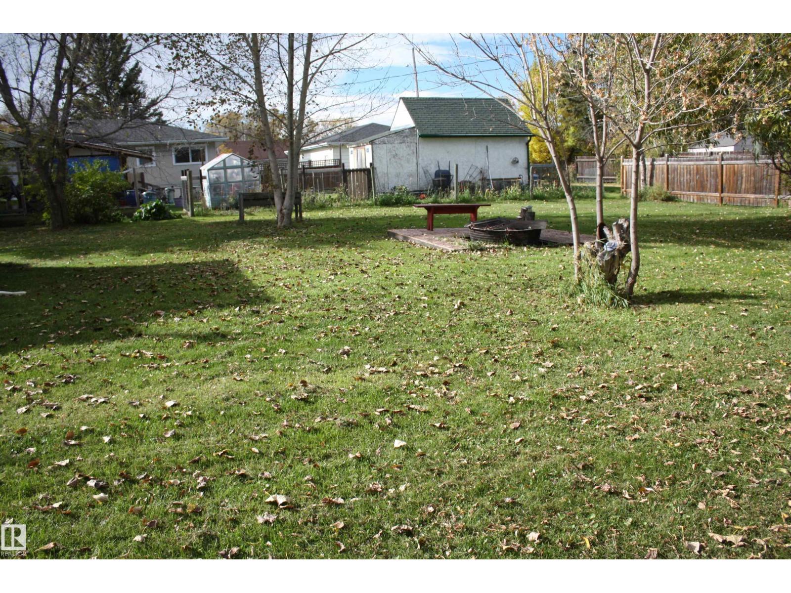5012 49 Ave Property Photo 8
