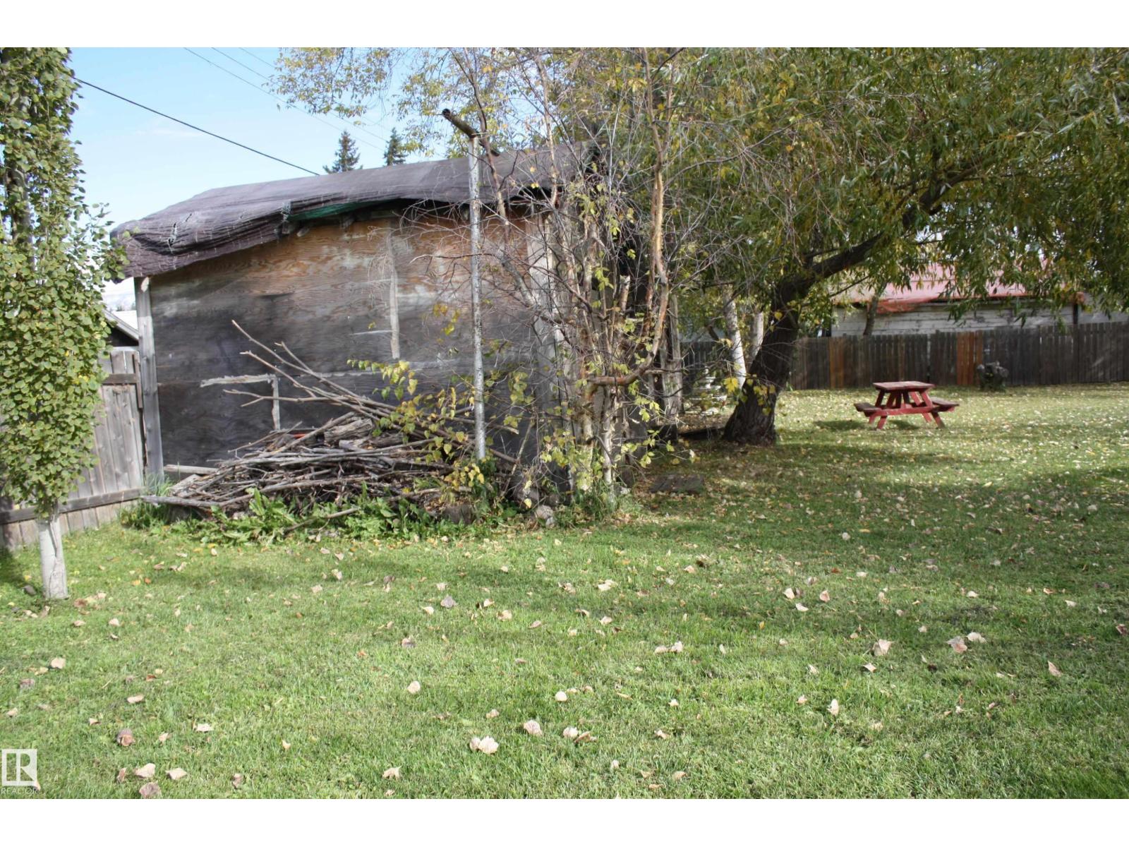 5012 49 Ave Property Photo 16