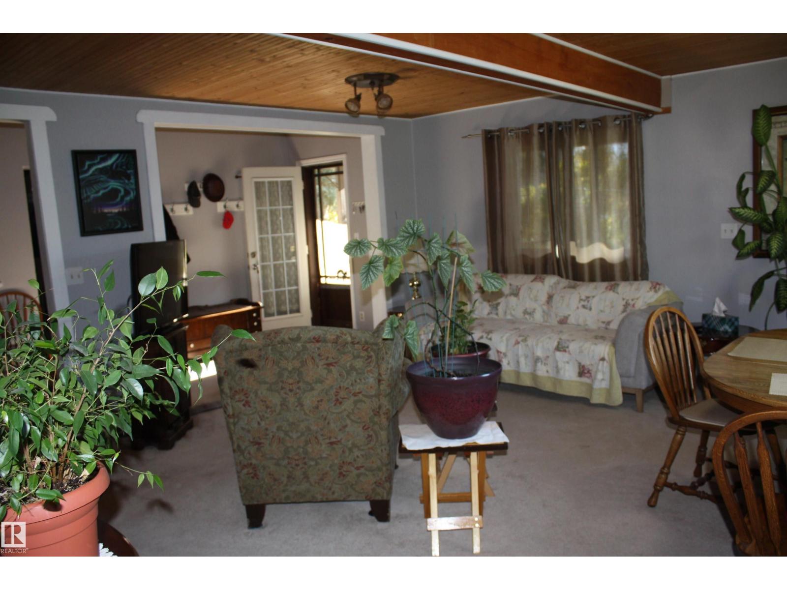 5012 49 Ave Property Photo 34
