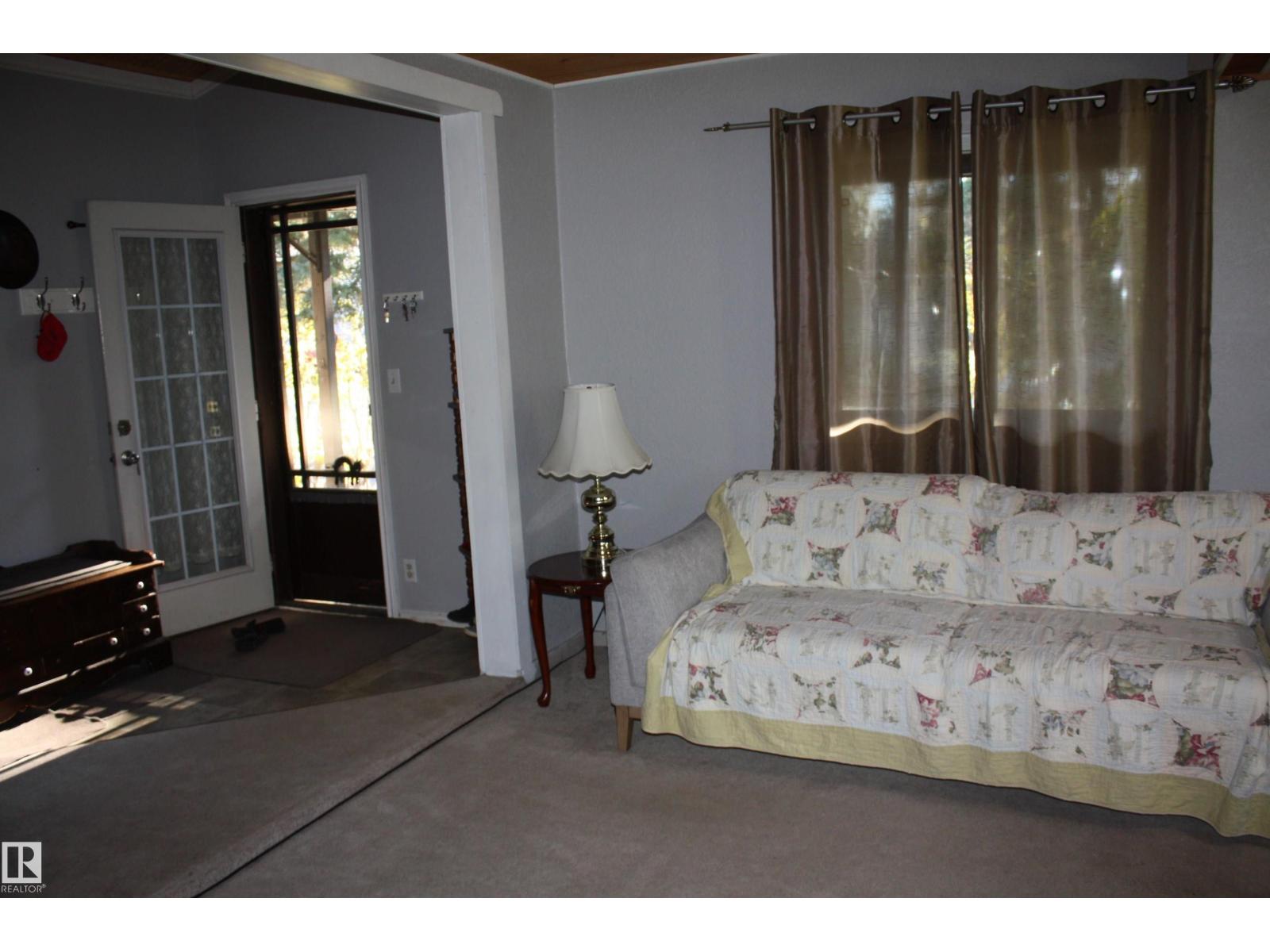 5012 49 Ave Property Photo 36