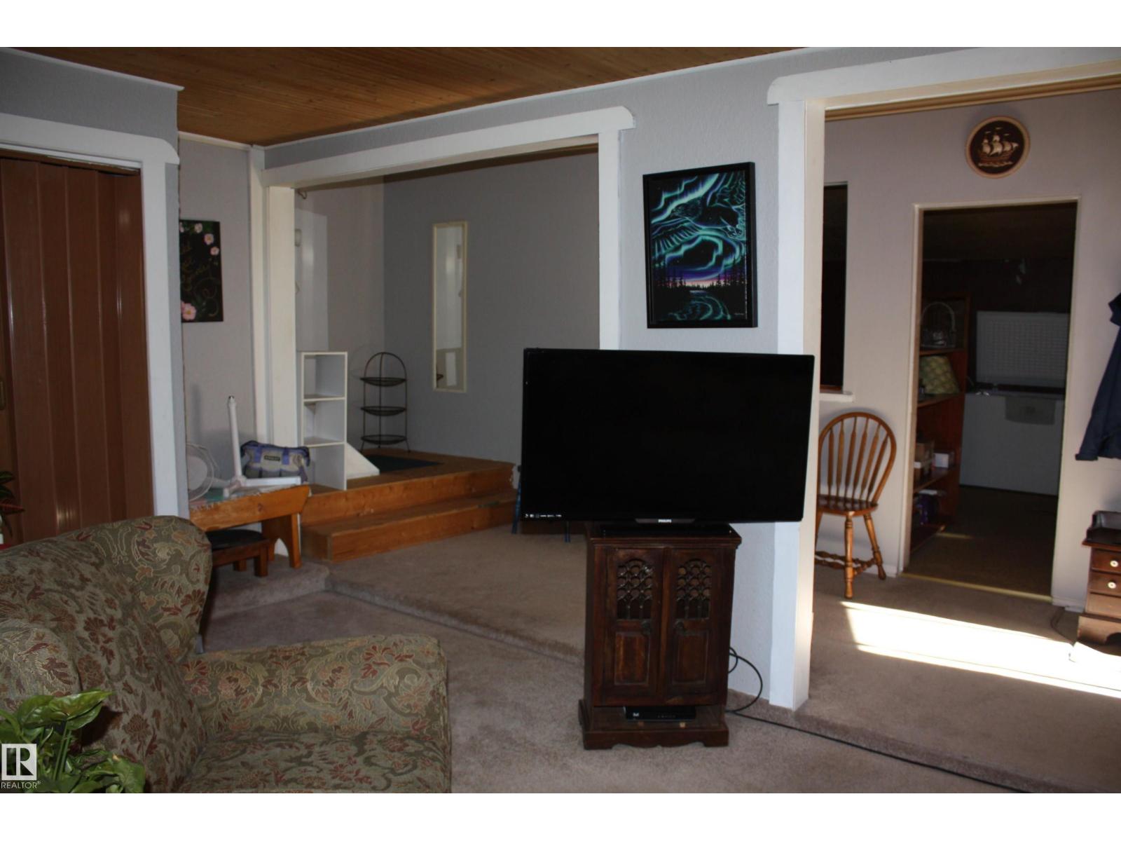 5012 49 Ave Property Photo 38