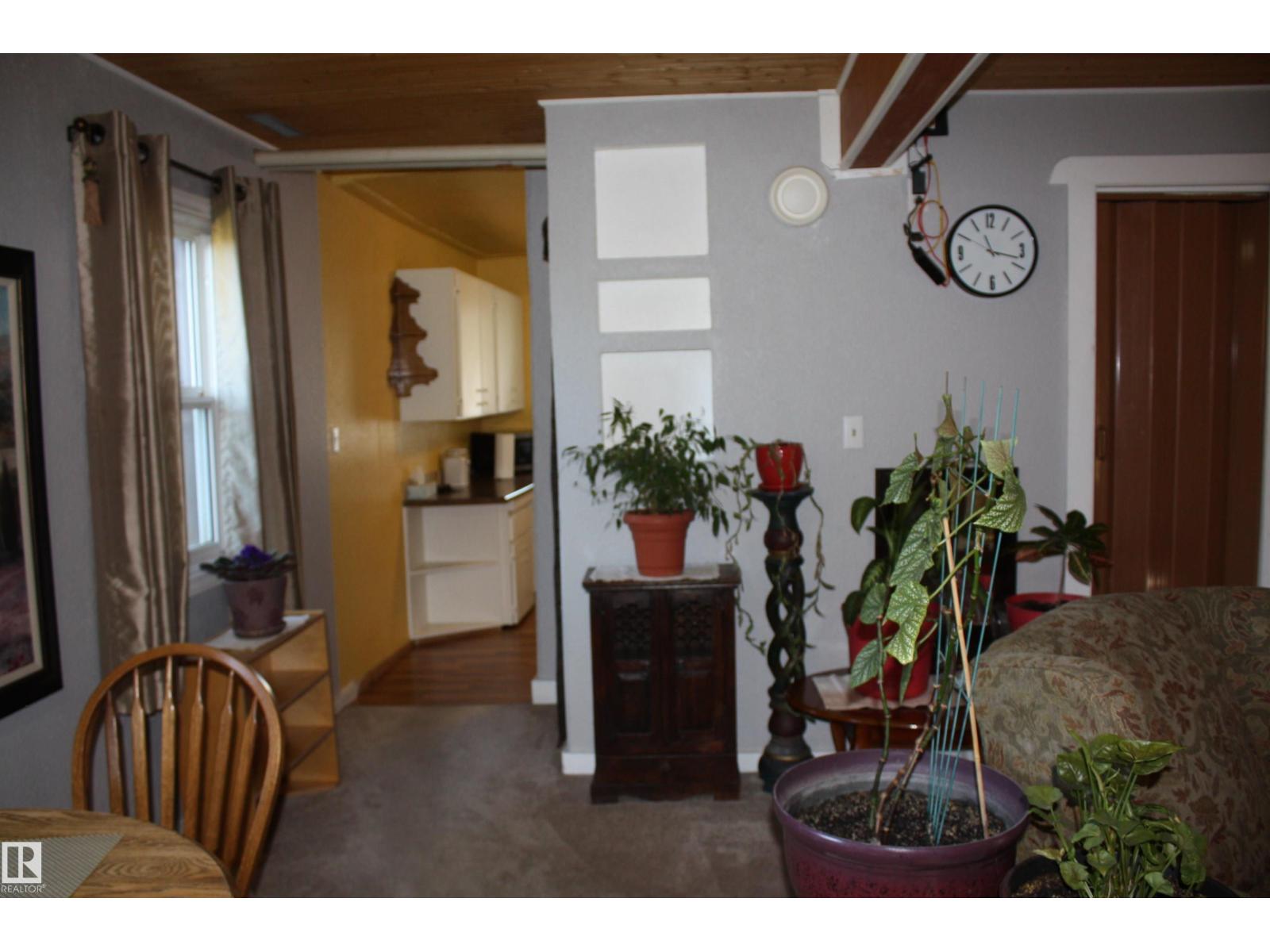 5012 49 Ave Property Photo 40