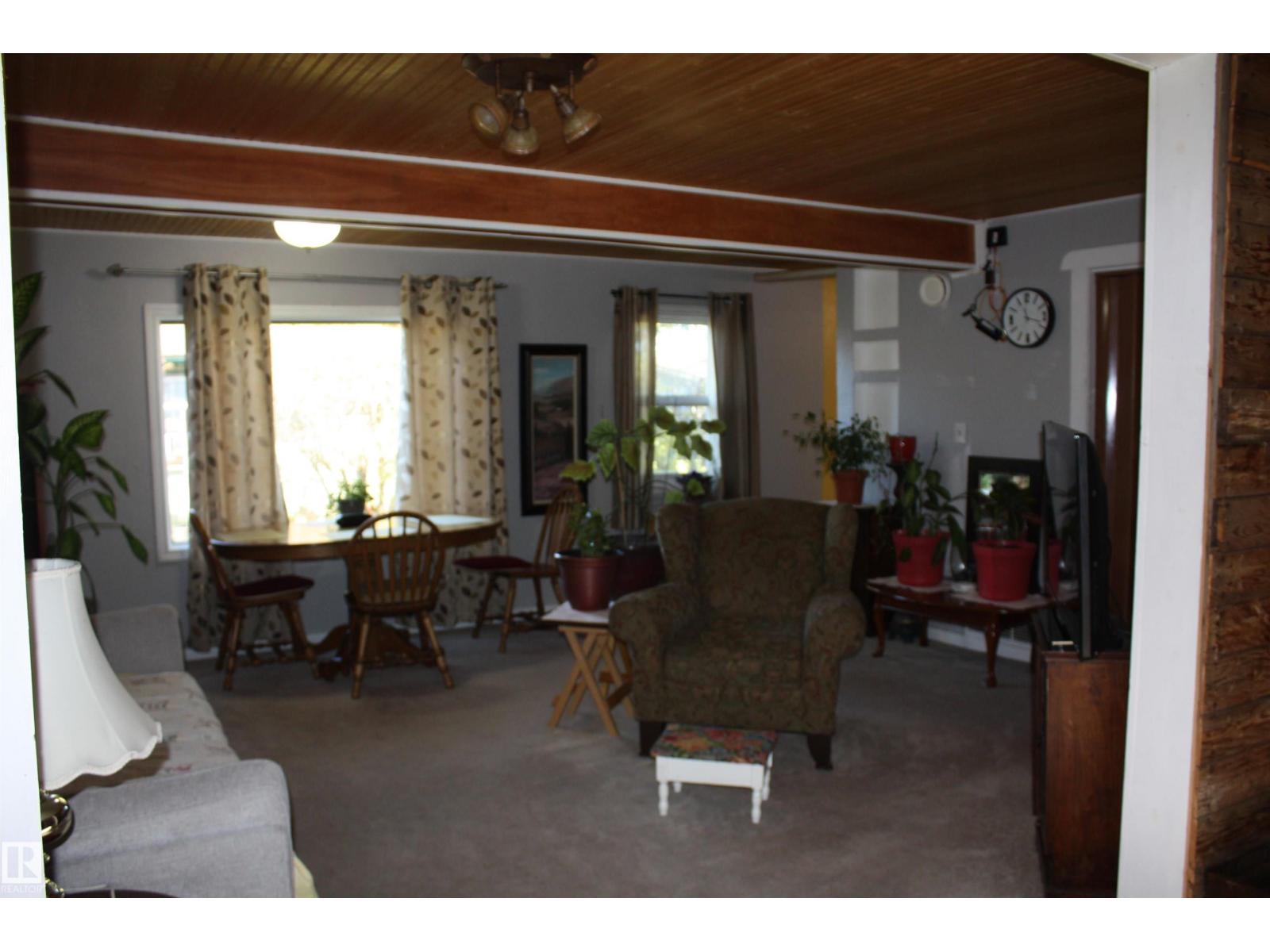 5012 49 Ave Property Photo 41