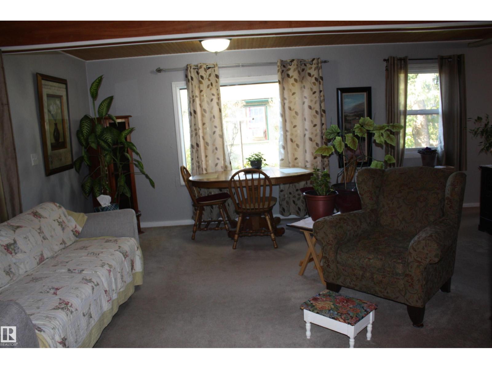 5012 49 Ave Property Photo 45