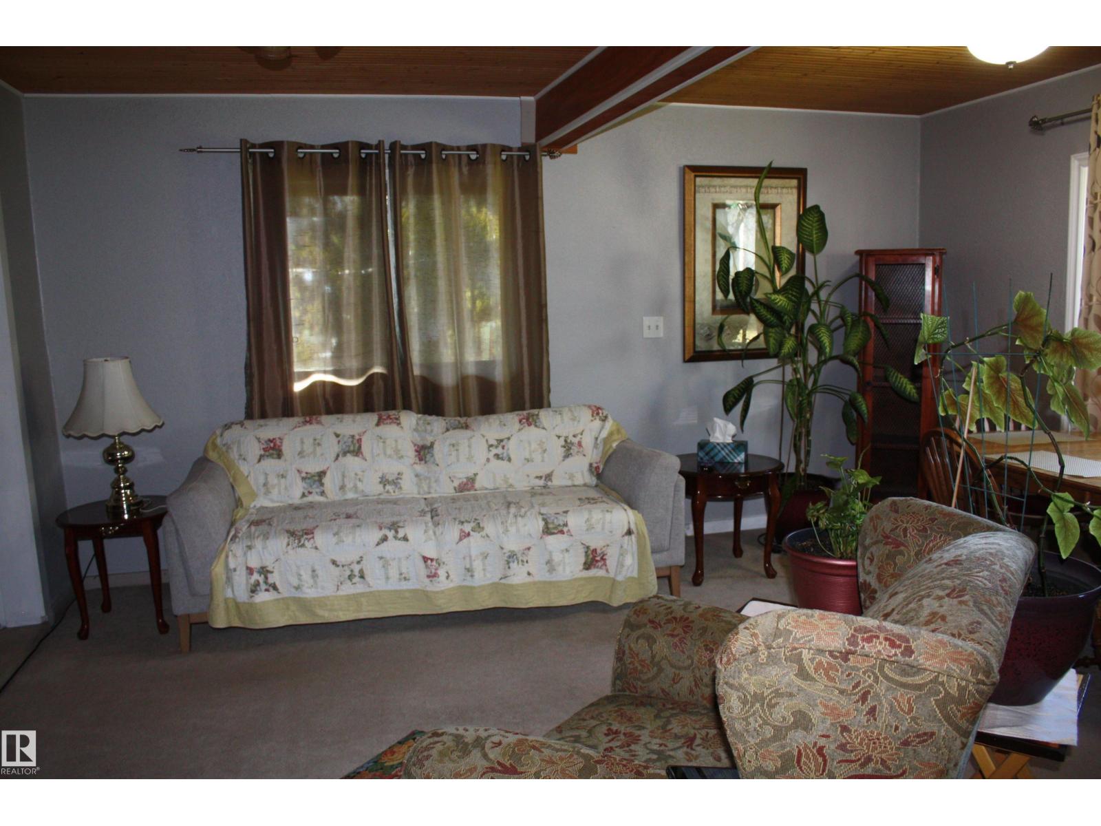 5012 49 Ave Property Photo 46
