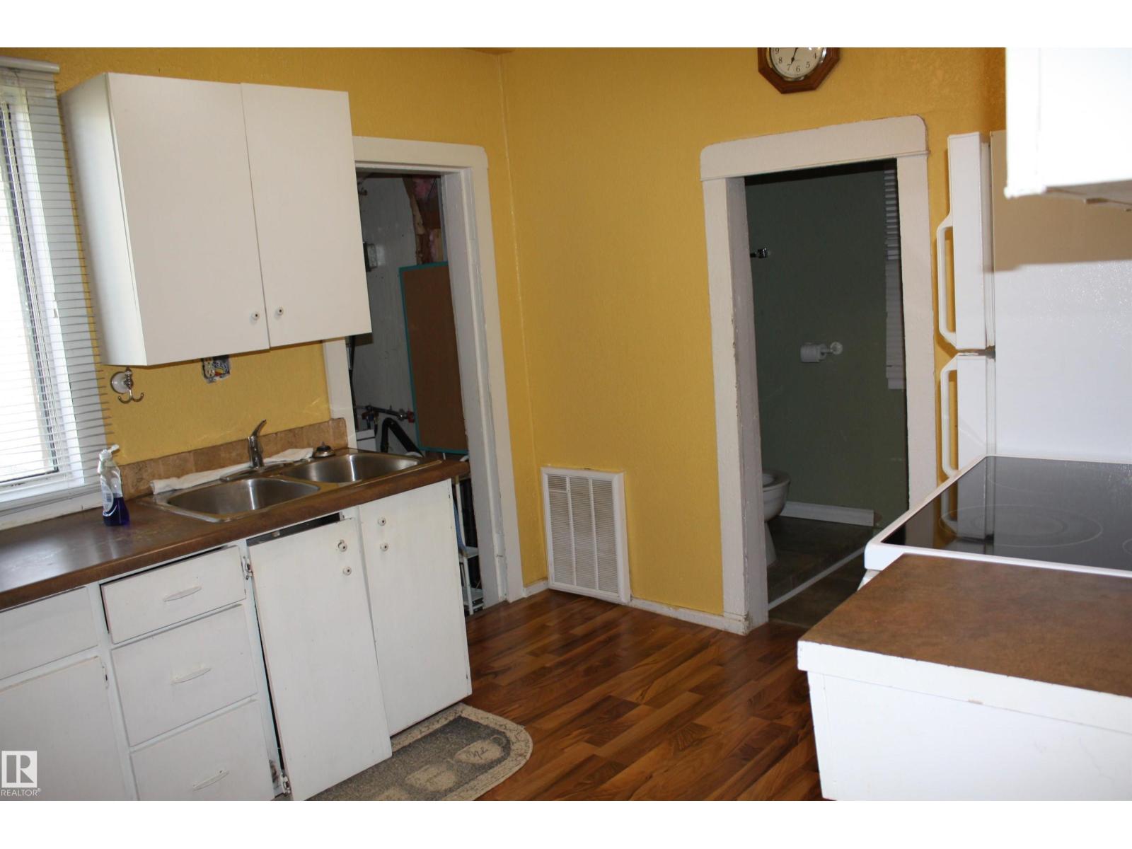5012 49 Ave Property Photo 56