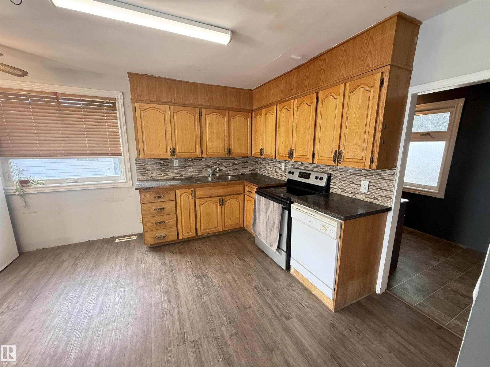 11942 37 St Nw Property Photo 16