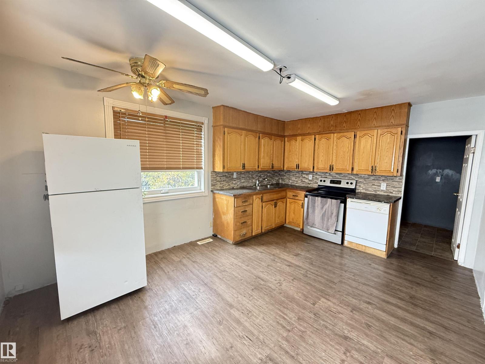 11942 37 St Nw Property Photo 17