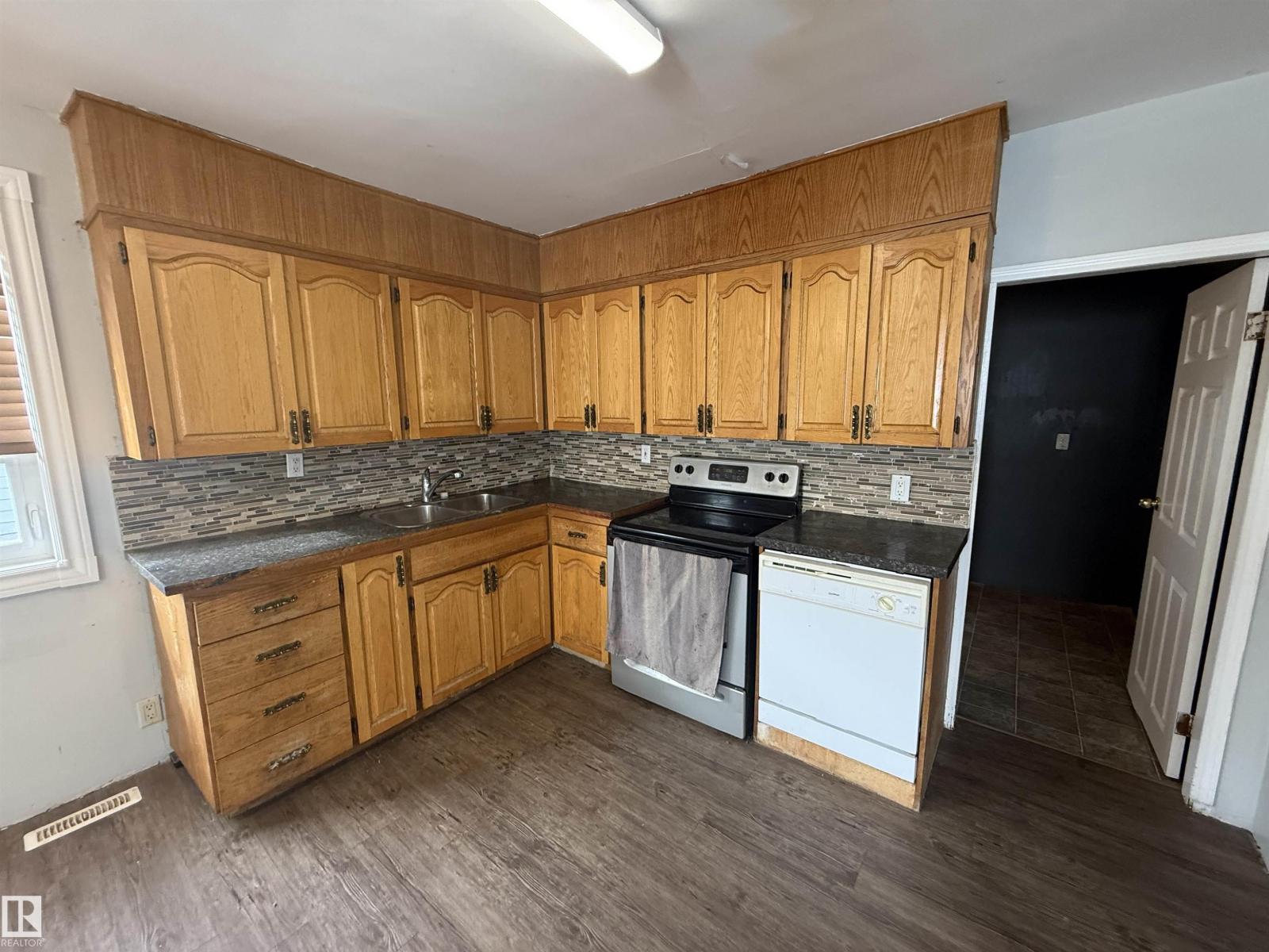 11942 37 St Nw Property Photo 19