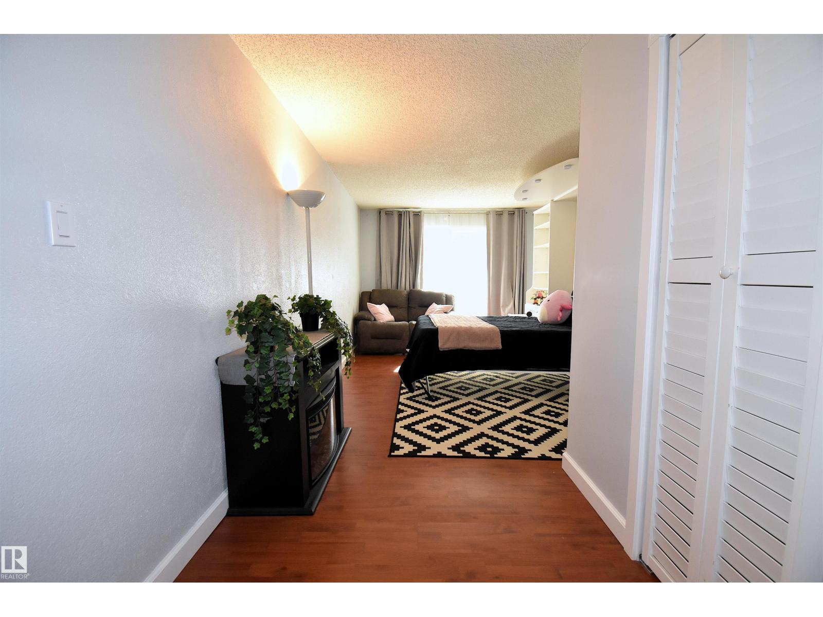 #102 11325 109 Av Nw Property Photo 17